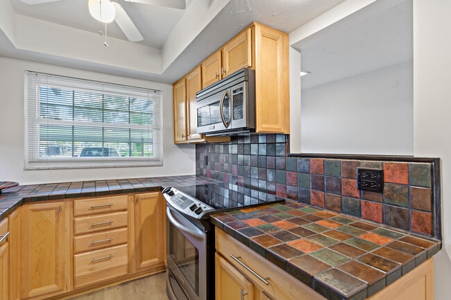 Building Photo - 1701 Pinehurst Rd