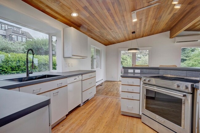 Building Photo - 3Bd/2.75Ba Shoreline House