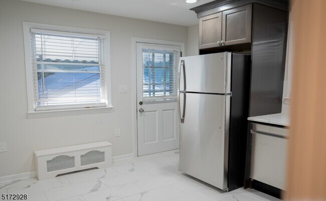 Foto del edificio - 55 Lakeside Dr