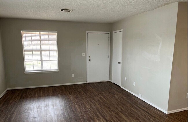 Building Photo - 3 bed 1.5 with garage near OU Med/Downtown OKC