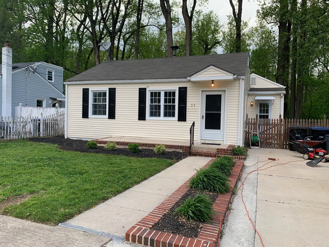 Excelente Curb Appeal - 55 Carver Ave