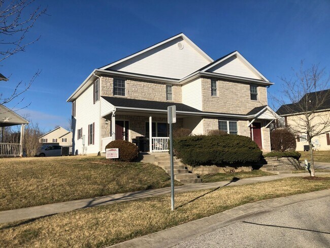 Building Photo - 2 Bedroom Townhouse Available August 2026;...