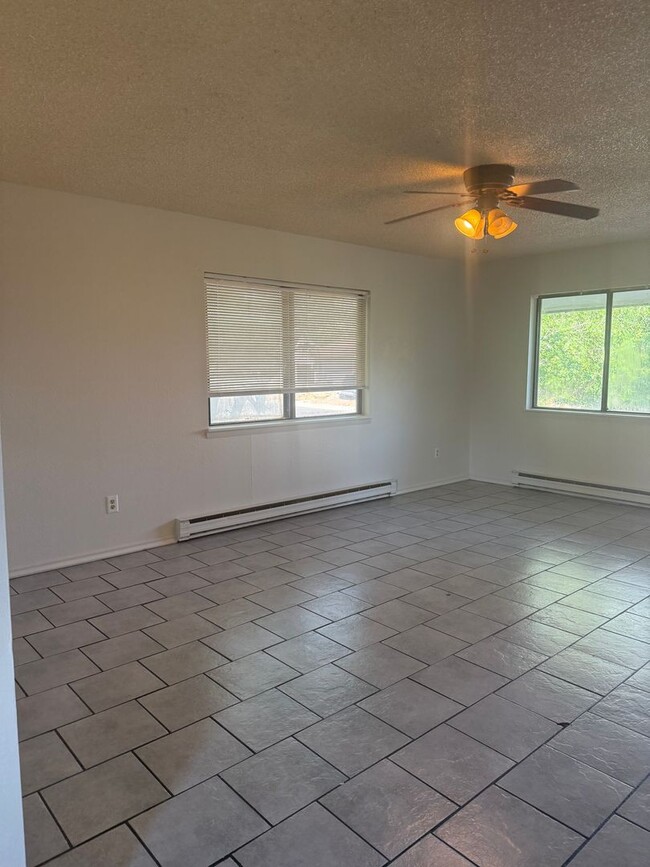 Building Photo - 3 bed 1 bath Brookside dr