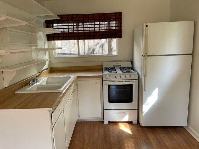 Building Photo - 2436 De la Vina St