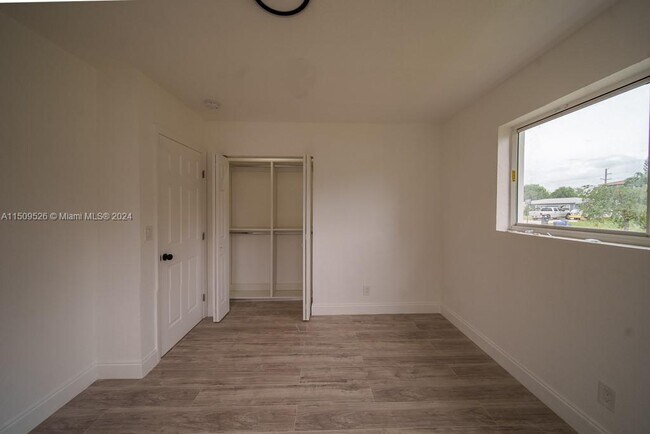 Building Photo - 1051 Park Dr