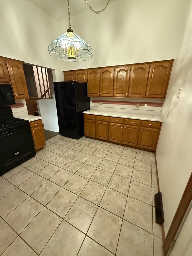 Building Photo - FOR RENT! Spacious 3-Bedroom Home with Garage & Large Yard – Davenport, IA