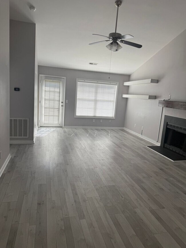 Foto del edificio - 801 Remount Ct
