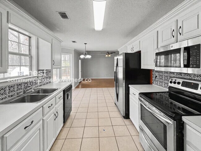 Building Photo - 3 Bed, 2 Bath Home with Garage / Pet-Friendly / Vouchers Accepted / Available Now!