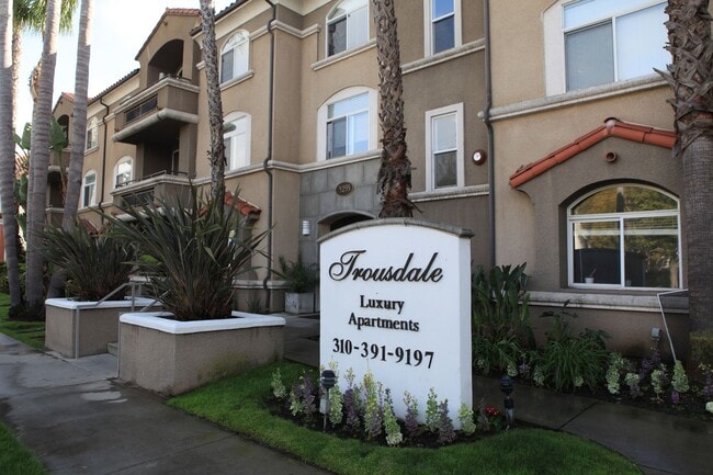 Building Photo - Trousdale Apartments