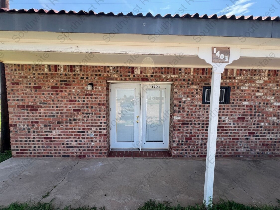 Primary Photo - Beautiful Studio- ALL BILLS PAID-Month to ...