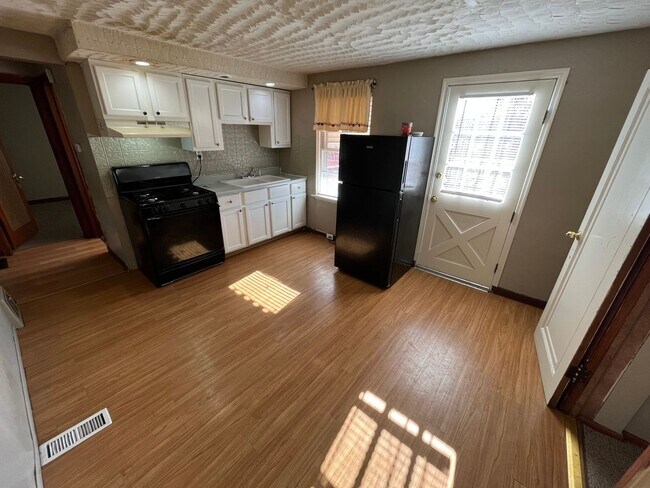 Foto del edificio - Spacious Three Bedroom One Bath Home Comin...