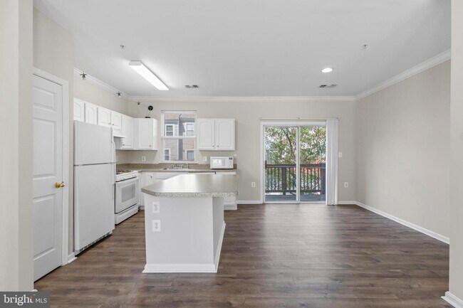 Building Photo - 21844 Kelsey Square