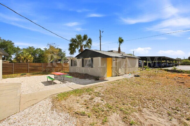 Foto del edificio - North Fort Myers has 99 Problems but this 1/1 Isn't It!