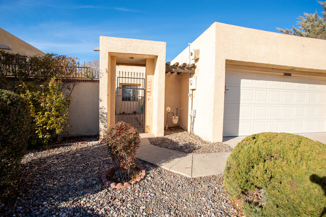 Building Photo - 10513 Camino Del Oso NE