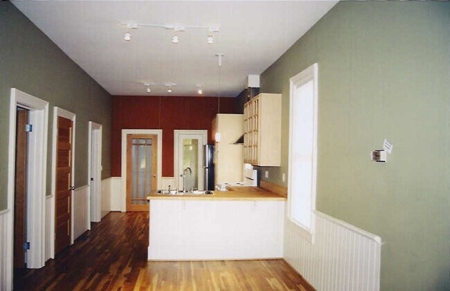 Building Photo - Darling 2br/1bath bungalow!
