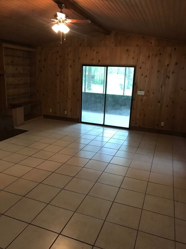 Building Photo - 4x2 large home for rent!