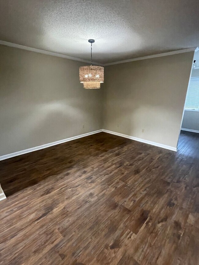 Foto del edificio - 3BD/2BA Townhouse Located in the Heart of East Memphis