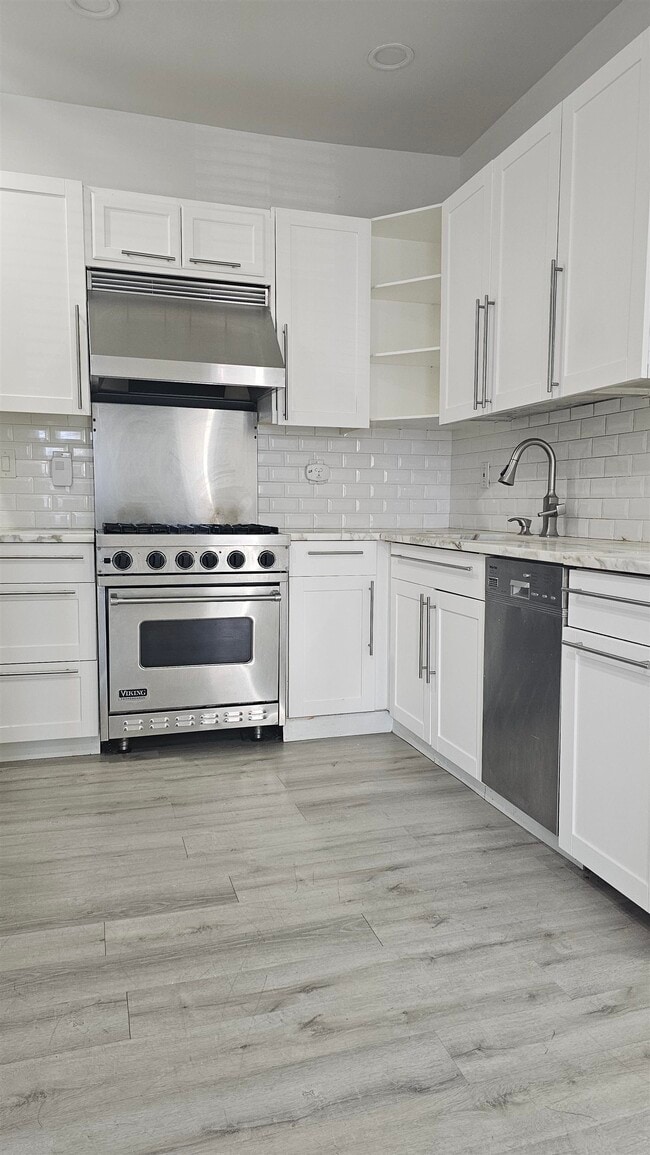 Building Photo - 215 Mallory Ave