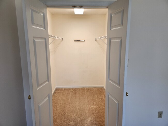 Foto del edificio - 1719 Wood Song Ln