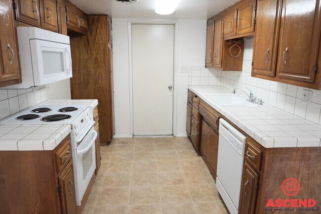 Building Photo - Duplex in Southwest Bakersfield!
