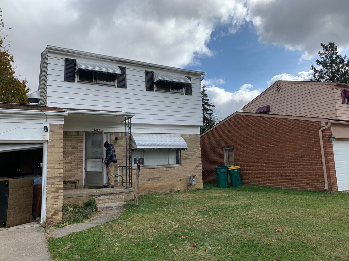 Primary Photo - 3 Bed 1.5 Colonial