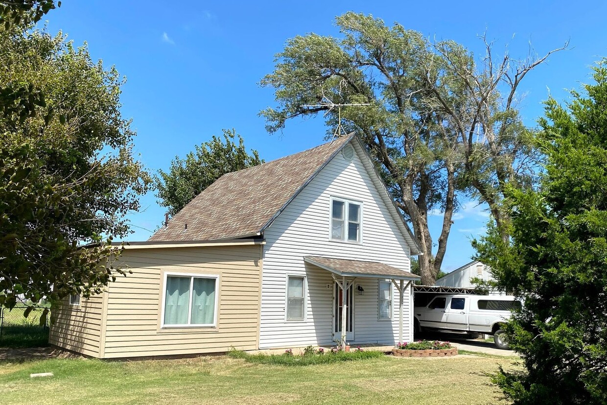 Primary Photo - 3 bedroom 1.5 bath across from park