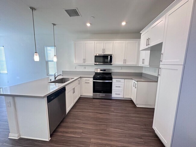 Building Photo - 335 S Carson Ct