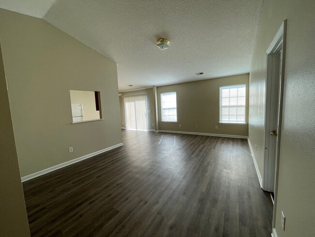 Foto del edificio - Charming 3-Bedroom Home in Oak Pointe – Av...