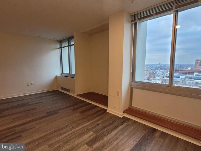 Foto del edificio - 604 S Washington Square