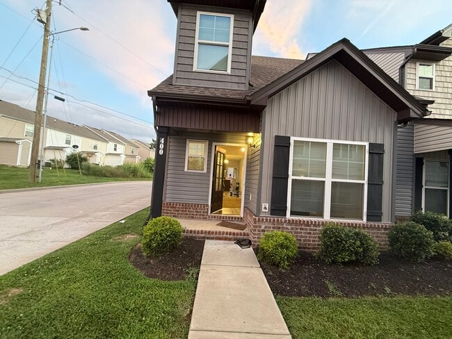 Foto del edificio - 414 Rick Mccormick Dr