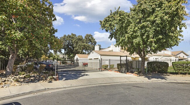 Building Photo - Just Like New This 2 Bedroom Condo Has It ...