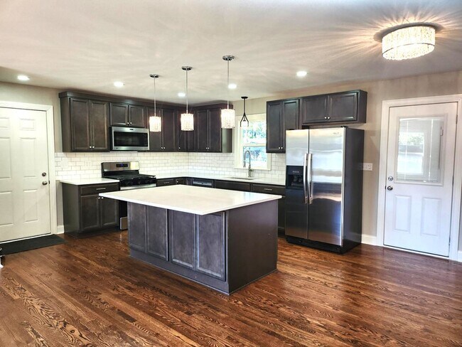 Building Photo - Completely Refurbished 3 Bedroom 2 Bath Ra...
