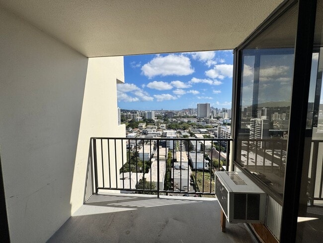 Building Photo - Bright and Breezy 2 bed, 1.5 bath, 1 parking top floor condo in Makiki!!