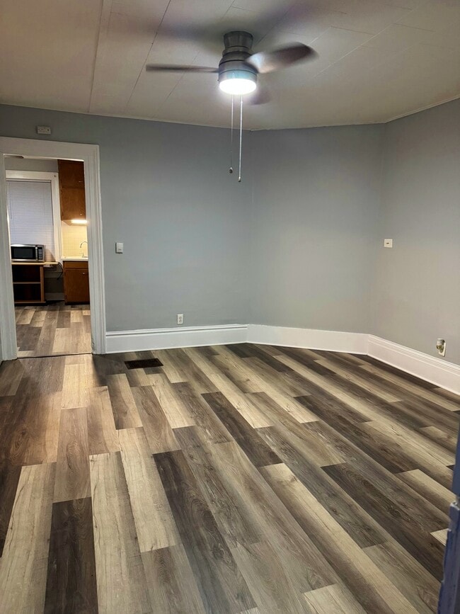 Building Photo - 318 W Hurlbut Ave