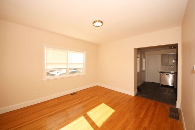 Building Photo - fully renovated 1 bed in Waltham no broker fee