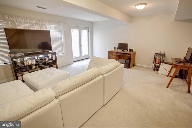 Building Photo - 8930 Mayhew Ct