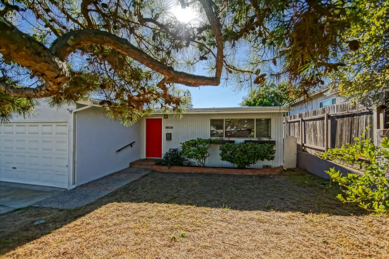 Foto principal - CHARMING, BRIGHT & AIRY 3BR2BA HOME W/ LAR...