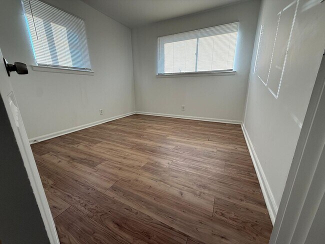 Foto del edificio - FOR RENT – AVAILABLE NOW