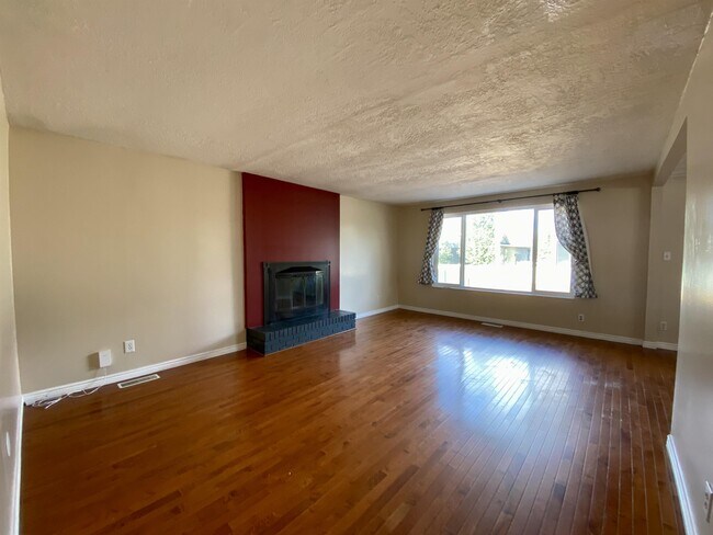 Building Photo - 545 E Dawn Dr
