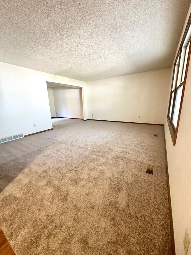 Building Photo - "Spacious 4-Bedroom Retreat with 2.5 Baths...