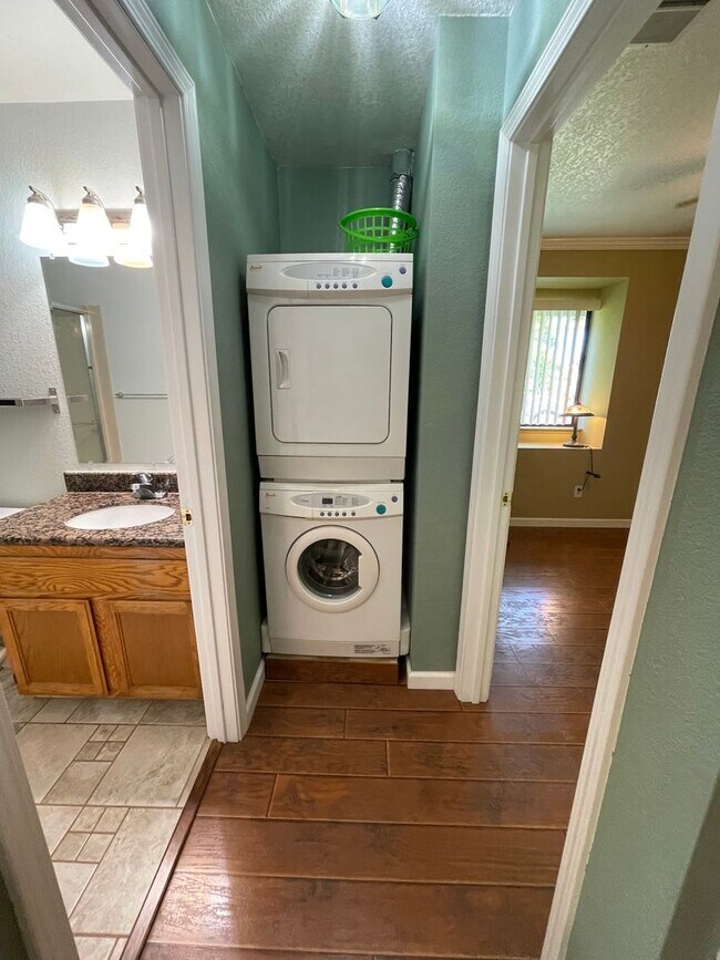 Building Photo - Beautiful Perfect Shape Top Story Condo in...