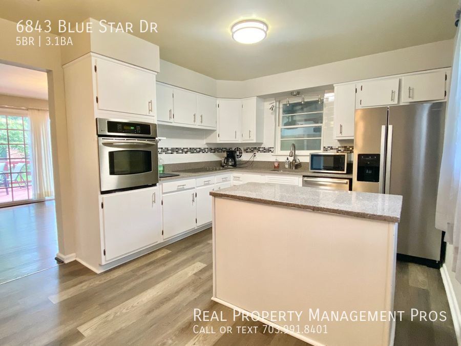 Spacious and SunFilled 5 Bedroom w/ Den, House for Rent in