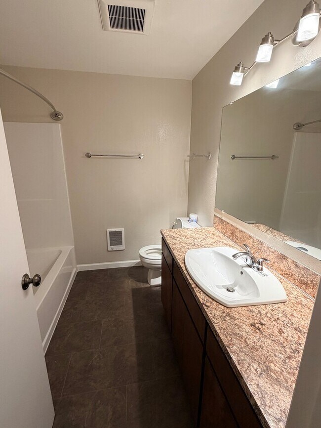 Foto del edificio - Beautiful Home in Fabulous Loacation! SS Appliances, NEW Carpet, Patio, W/D, Includes W/S/G!