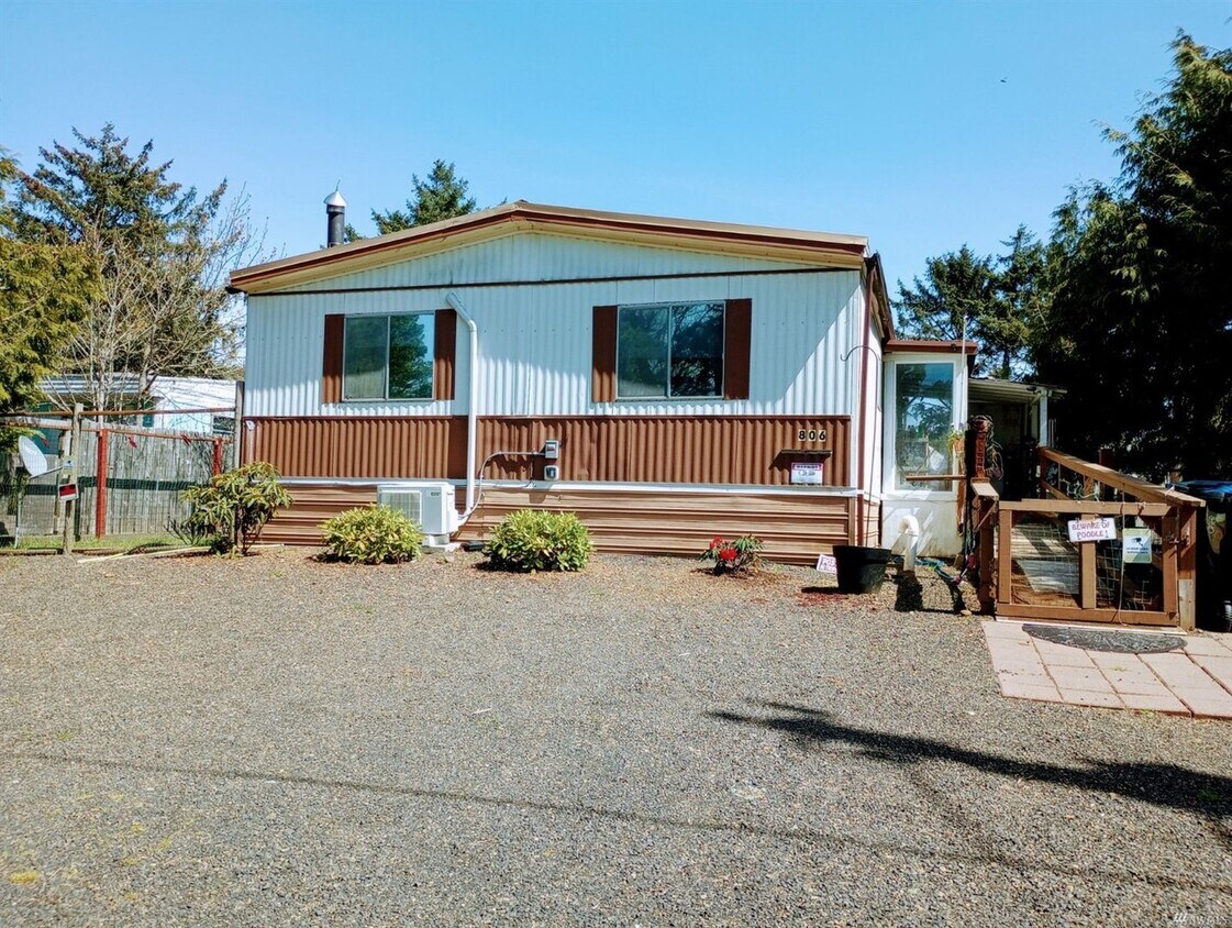 Primary Photo - 3bd 1.75 ba Fenced Yard