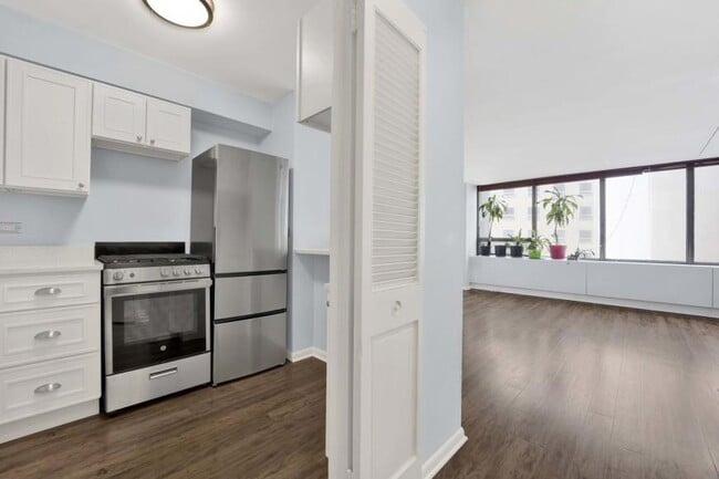 Building Photo - 1 bedroom in Chicago IL 60657