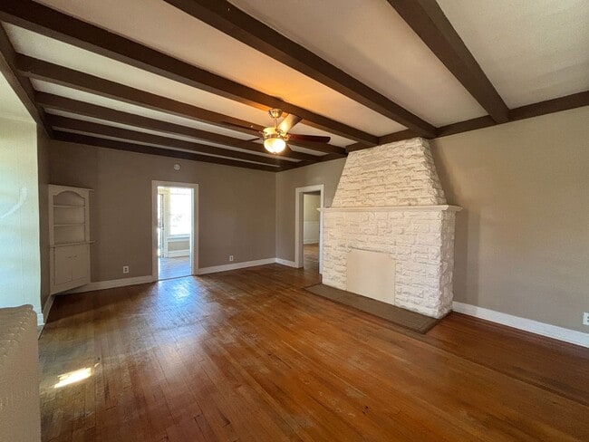 Building Photo - Large 2-bedroom unit in 3-plex.