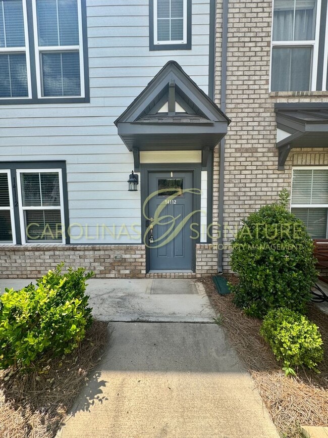 Building Photo - Fantastic 3BR/2.5BA Townhome located in Th...