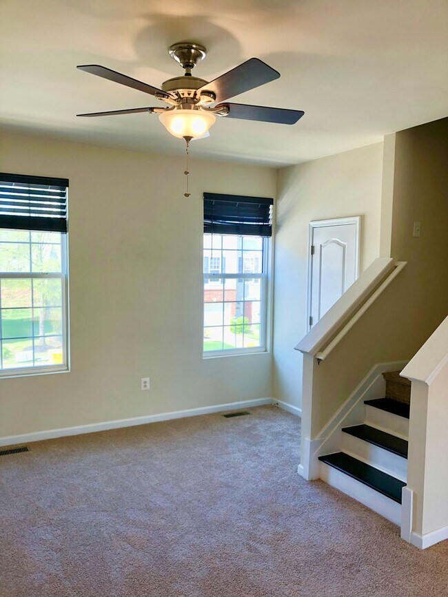 Building Photo - Gorgeous 2 Bedroom Townhouse in Glen Burnie!