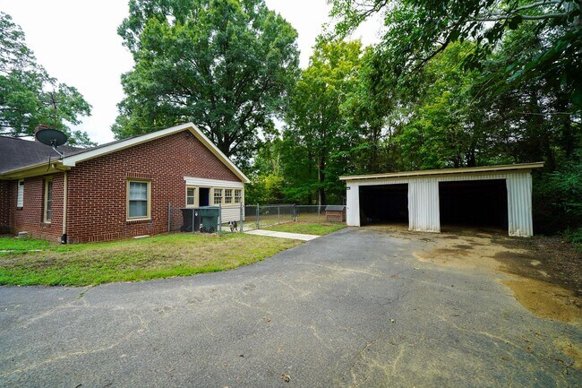 Building Photo - 3 bed 2 bath Updated Bungalow - Private ba...