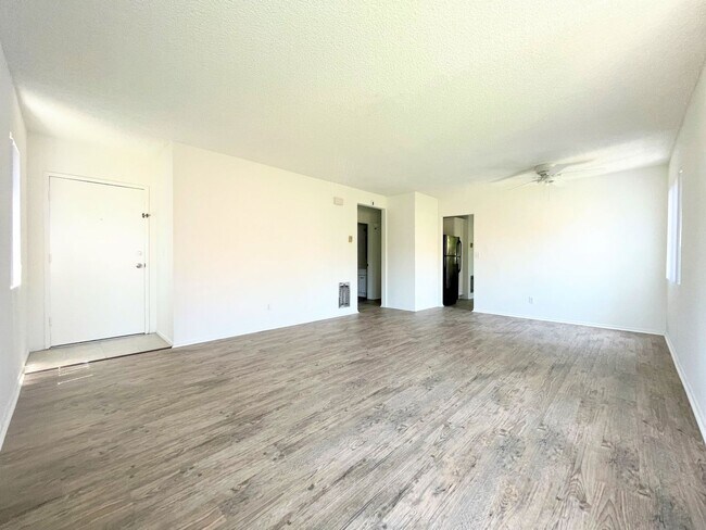 Foto del edificio - Updated Second Floor Single Level Unit!